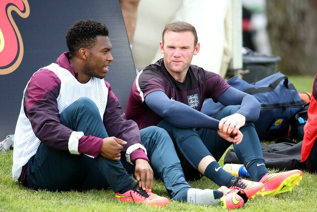 VALE DO LOBO, ALGARVE, PORTUGAL - MAY 21:  Daniel Sturridge and Wayne Rooney relax during a training session at the England pre-World Cup Training Camp at the Vale Do Lobo Resort on May 21, 2014 in Vale Do Lobo, Algarve, Portugal.  (Photo by Richard Heathcote/Getty Images)