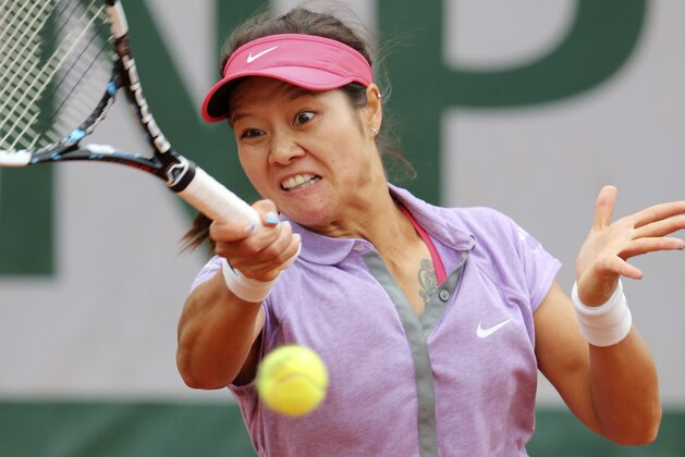 Chinas Li Na returns the ball to France's Kristina Mladenovic during their first round match of  the French Open tennis tournament at the Roland Garros stadium, in Paris, France, Tuesday, May 27, 2014. (AP Photo/David Vincent)