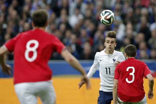 Antoine Griezmann of France, center, heads the ball as Havard Nordtveit of Norway, left, and Martin Linnes look on during the friendly soccer match between France and Norway at the Stade de France stadium in Saint Denis, outside Paris, Tuesday, May 27, 2014.  France are preparing for the upcoming soccer World Cup in Brazil starting on 12 June. (AP Photo/Christophe Ena)
