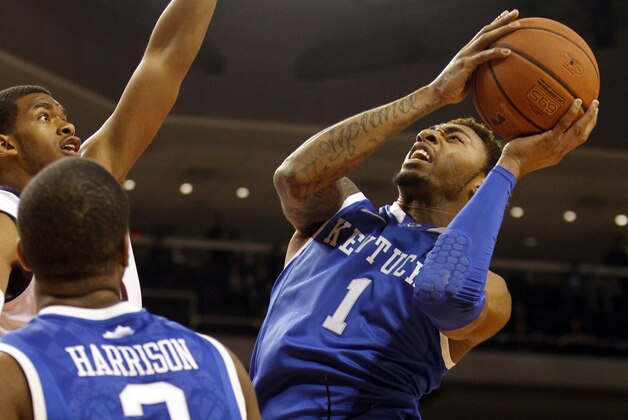 Kentucky's James Young (1) shoots during the first half of an NCAA college basketball game against Auburn, Wednesday, Feb. 12, 2014, in Auburn, Ala. (AP Photo/Butch Dill)
