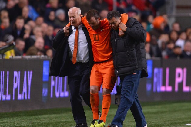 AMSTERDAM, NETHERLANDS - NOVEMBER 19:  Medical staff of Netherlands helps injurd Rafael van der Vaart during the International Friendly match between Netherlands and Colombia at Amsterdam ArenA on November 19, 2013 in Amsterdam, Netherlands.  (Photo by Lars Baron/Getty Images)