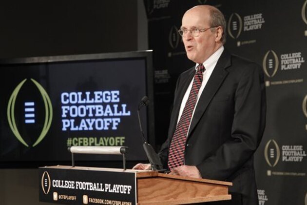 FILE - In this Oct. 16, 2013, file photo, Bowl Championship Series Executive Director Bill Hancock announces the 13 members of the College Football Playoff committee during a news conference in Irving, Texas. Hancock and the FBS conference commissioners are meeting this week in Dallas to work out the remaining details of the four-team playoff that will replace the Bowl Championship Series this season. (AP Photo/Tony Gutierrez, File)