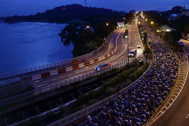 SINGAPORE - DECEMBER 01:  Participants run in the Singapore Standard Chartered Marathon on December 1, 2013 in Singapore.  (Photo by Suhaimi Abdullah/Getty Images)