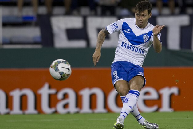 Mauro Zarate of Argentina's Velez Sarsfield in action against Bolivia's The Strongest during a Copa Libertadores soccer match in Buenos Aires, Argentina, Tuesday, March 18, 2014. (AP Photo/Eduardo Di Baia)