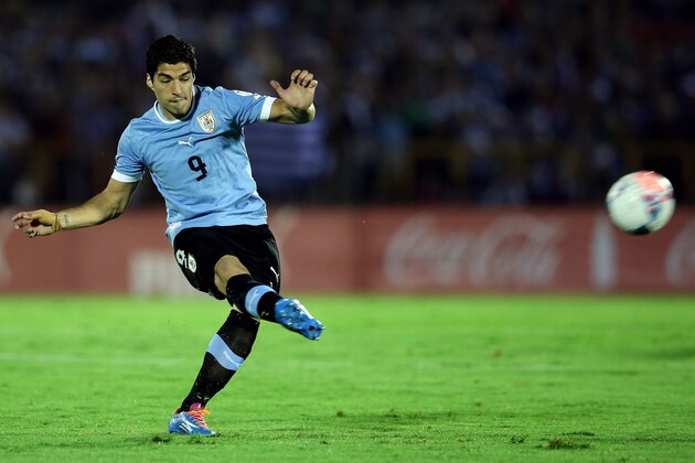 MONTEVIDEO, URUGUAY - NOVEMBER 20:  Luis Suarez of Uruguay runs with the ball during leg 2 of the FIFA World Cup Qualifier match between Uruguay and Jordan at Centenario Stadium Stadium on November 20, 2013 in Montevideo, Uruguay.  (Photo by Friedemann Vogel/Getty Images)
