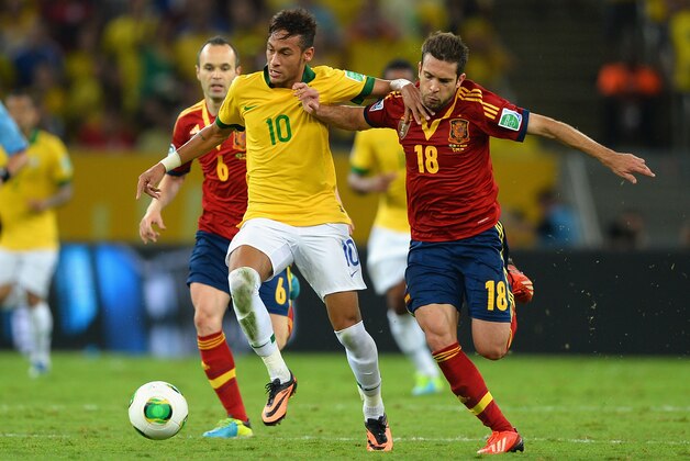 RIO DE JANEIRO, BRAZIL - JUNE 30:  Neymar of Brazil competes with Jordi Alba of Spain during the FIFA Confederations Cup Brazil 2013 Final match between Brazil and Spain at Maracana on June 30, 2013 in Rio de Janeiro, Brazil.  (Photo by Laurence Griffiths/Getty Images)