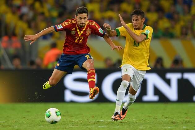 RIO DE JANEIRO, BRAZIL - JUNE 30:  Jesus Navas of Spain competes with Neymar of Brazil during the FIFA Confederations Cup Brazil 2013 Final match between Brazil and Spain at Maracana on June 30, 2013 in Rio de Janeiro, Brazil.  (Photo by Laurence Griffiths/Getty Images)