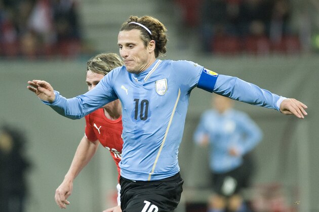 KLAGENFURT, AUSTRIA - MARCH 05:  Diego Forlan of Uruguay runs with the ball during the international friendly match between Austria and Uruguay at Woerthersee stadium on March 5, 2014 in Klagenfurt, Austria.  (Photo by Winnie Pessentheiner/Getty Images)