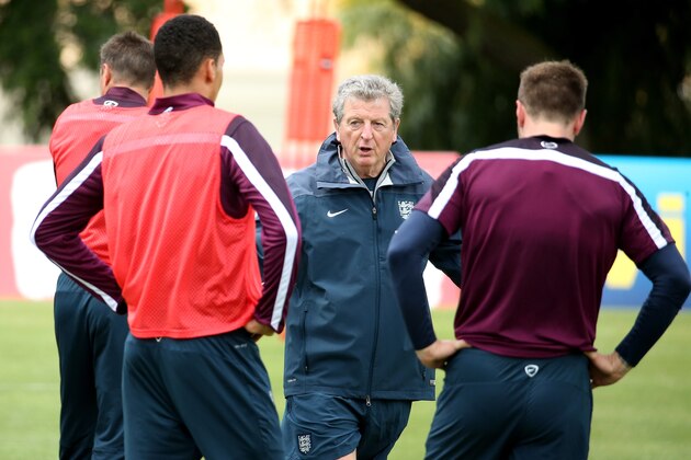 VALE DO LOBO, ALGARVE, PORTUGAL - MAY 21:  Manager Roy Hodgson talks to the players during a training session at the England pre-World Cup Training Camp at the Vale Do Lobo Resort on May 21, 2014 in Vale Do Lobo, Algarve, Portugal.  (Photo by Richard Heathcote/Getty Images)