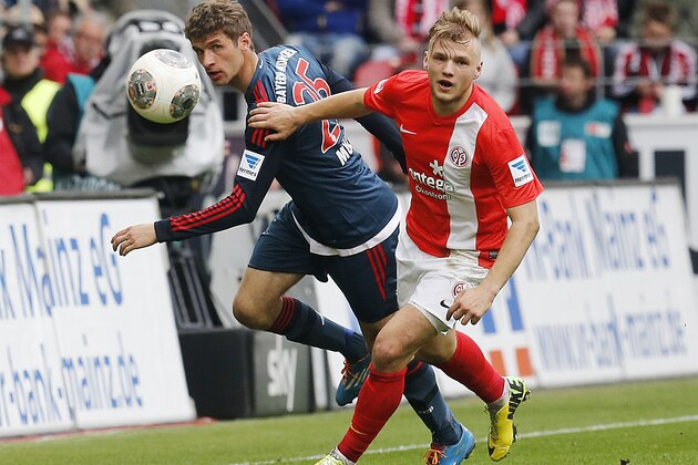 Mainz's Johannes Geis, right, and Bayern's Thomas Mueller challenge for the ball during a match of German first soccer division, Bundesliga, between FSV Mainz 05 and Bayern Munich in Mainz, Germany, Saturday, March 22, 2014. (AP Photo/Michael Probst)