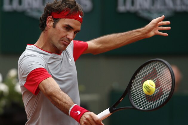 Switzerland's Roger Federer returns the ball to Argentina's Diego Sebastian Schwartzman during the second round match of  the French Open tennis tournament at the Roland Garros stadium, in Paris, France, Wednesday, May 28, 2014. Federer won 6-3, 6-4, 6-4. (AP Photo/Darko Vojinovic)