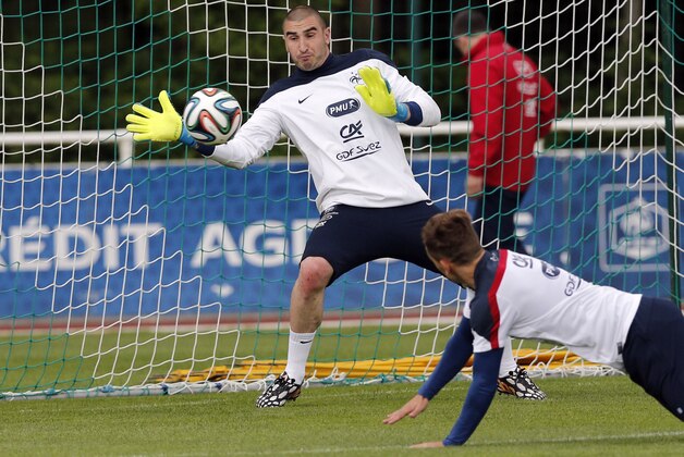 France's soccer goalkeeper Stephane Ruffier, stops a ball during a training session at the Clairefontaine training center, outside Paris, Thursday, May 29, 2014. France are preparing for the upcoming soccer World Cup in Brazil starting on 12 June. (AP Photo/Christophe Ena)