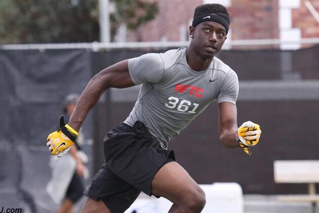 CB Tarvarus McFadden is heading to Auburn with his teammates.