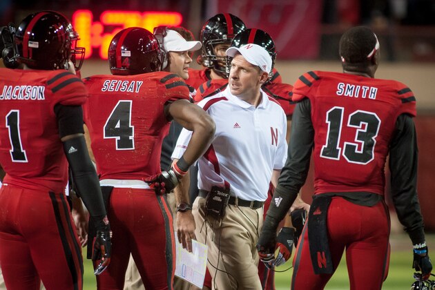LINCOLN, NE - SEPTEMBER 29: Nebraska Cornhuskers head coach Bo Pelini talks with his defense during their game against the Wisconsin Badgers at Memorial Stadium on September 29, 2012 in Lincoln, Nebraska. Nebraska won 30-27. (Photo by Eric Francis/Getty Images)