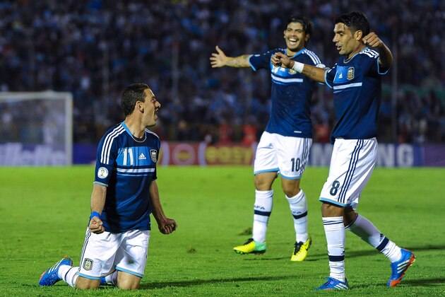 MONTEVIDEO, URUGUAY - OCTOBER 15: Maximiliano Rodriguez (#11), Sergio Aguero (#10) and Augusto Fernandez of Argentina celebrate a scored goal during a match between Uruguay and Argentina as part of the 18th round of the South American Qualifiers for the FIFA World Cup Brazil 2014 at Centenario Stadium Stadium on October 15, 2013 in Montevideo, Uruguay. (Photo by Buda Mendes/Getty Images)