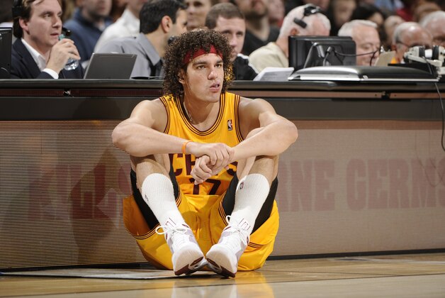 CLEVELAND, OH - DECEMBER 14:  Anderson Varejao #17 of the Cleveland Cavaliers sitting down waiting to get into the game against the Milwaukee Bucks at The Quicken Loans Arena on December 14, 2012 in Cleveland, Ohio. NOTE TO USER: User expressly acknowledges and agrees that, by downloading and/or using this Photograph, user is consenting to the terms and conditions of the Getty Images License Agreement. Mandatory Copyright Notice: Copyright 2012 NBAE (Photo by David Liam Kyle/NBAE via Getty Images)