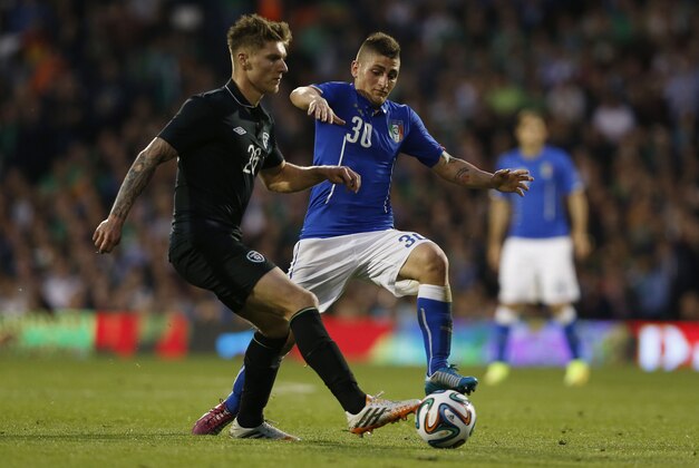 Italy's Marco Verratti, right, competes for the ball with Republic of Ireland's Jeff Hendrick during their international friendly soccer match at Craven Cottage, London, Saturday, May 31, 2014. (AP Photo/Sang Tan)