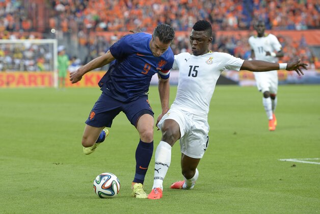Netherlands Robin van Persie, left, fights for the ball with Sumaila Rashid from Ghana, during the international friendly soccer match between The Netherlands and Ghana at De Kuip stadium in Rotterdam, Netherlands, Saturday, May 31, 2014. (AP photo/Ermindo Armino)