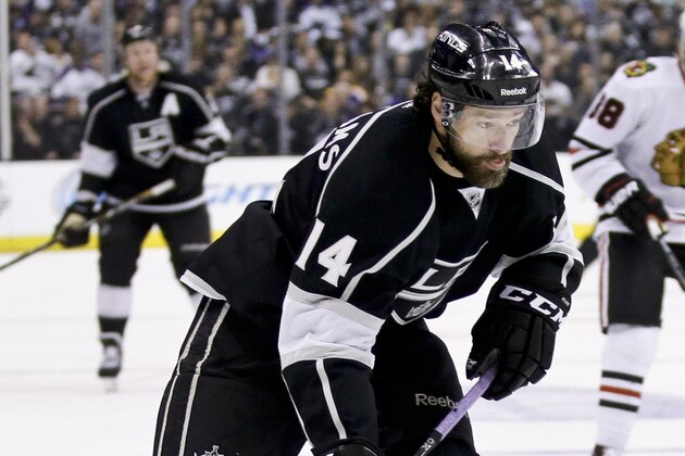 Los Angeles Kings right wing Justin Williams shoots against the Chicago Blackhawks during Game 6 of the Western Conference finals of the NHL hockey Stanley Cup playoffs in Los Angeles, Friday, May 30, 2014. (AP Photo/Chris Carlson)