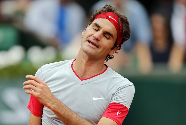 Switzerland's Roger Federer reacts as he plays Latvia's Ernests Gulbis during their fourth round match of  the French Open tennis tournament at the Roland Garros stadium, in Paris, France, Sunday, June 1, 2014. (AP Photo/David Vincent)