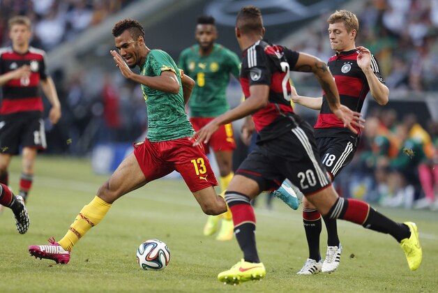 Cameroon's Eric M. Choupo-Moting , second from left, controls the ball during a friendly WCup preparation soccer match between Germany and Cameroon in Moenchengladbach, Germany, Sunday, June 1, 2014. (AP Photo/Frank Augstein)