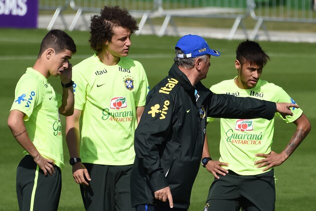 TERESOPOLIS, BRAZIL - JUNE 01: Head coach Luiz Felipe Scolari gives instructions for Neymar (R), David Luiz (C) and Oscar during a training session of the Brazilian national football team at the squad's Granja Comary training complex, in Teresopolis, 90 km from downtown Rio de Janeiro on June 01, 2014 in Teresopolis, Brazil. (Photo by Buda Mendes/Getty Images)