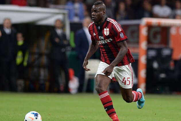 MILAN, ITALY - MAY 18:  Mario Balotelli of AC Milan in action during the Serie A match between AC Milan and US Sassuolo Calcio at San Siro Stadium on May 18, 2014 in Milan, Italy.  (Photo by Claudio Villa/Getty Images)