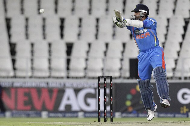 India's batsman Robin Uthappa plays a shot off South Africa's bowler Lonwabo Tsotsobe, unseen, during the Twenty20 International cricket match at the Wanderers stadium in Johannesburg, South Africa, Friday, March 30, 2012. (AP Photo/ Themba Hadebe)
