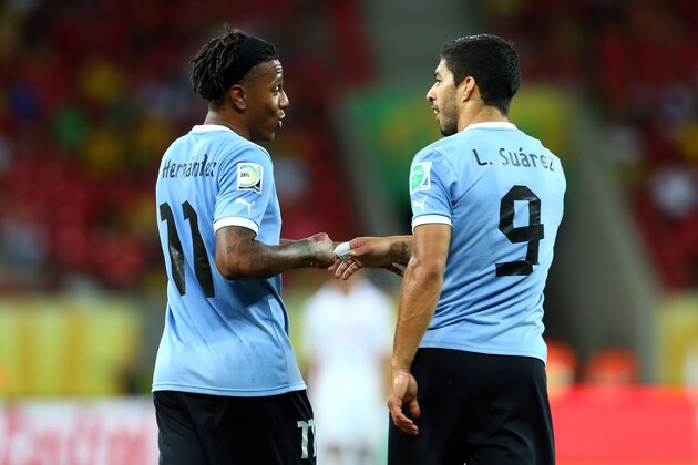 RECIFE, BRAZIL - JUNE 23:  Luis Suarez of Uruguay celerbates with Abel Hernandez after scoring a goal in the 82nd minute during the FIFA Confederations Cup Brazil 2013 Group B match between Uruguay and Tahiti at Arena Pernambuco on June 22, 2013 in Recife, Brazil.  (Photo by Ronald Martinez/Getty Images)