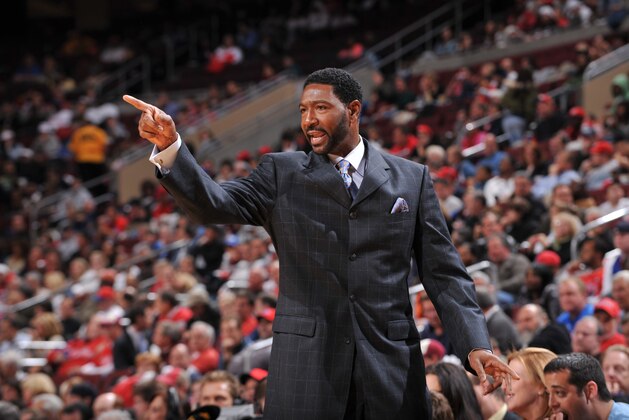 PHILADELPHIA - OCTOBER 29:  Head coach Sam Mitchell of the Toronto Raptors talks to his team during the game against the Philadelphia 76ers at the Wachovia Center October 29, 2008 in Philadelphia, Pennsylvania.  NOTE TO USER: User expressly acknowledges and agrees that, by downloading and/or using this Photograph, user is consenting to the terms and conditions of the Getty Images License Agreement. Mandatory Copyright Notice: Copyright 2008 NBAE   (Photo by Jesse D. Garrabrant/NBAE via Getty Images)