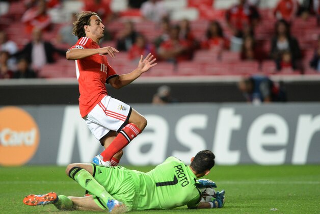 LISBON, PORTUGAL - SEPTEMBER 17:  Silvio Proto of RSC Anderlecht saves the ball from Lazar Markovic of SL Benfica during the UEFA Champions League group stage match between SL Benfica and RSC Anderlecht held on September 17, 2013 at the Estadio do Sport Lisboa e Benfica, in Lisbon, Portugal. (Photo by Henriques Da Cunha/EuroFootball/Getty Images)