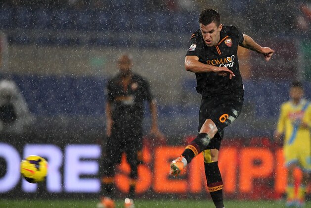 ROME, ITALY - FEBRUARY 05: K evin Strootman of AS Roma scores the second team's goal during the TIM Cup match between AS Roma and SSC Napoli at Olimpico Stadium on February 5, 2014 in Rome, Italy.  (Photo by Paolo Bruno/Getty Images)