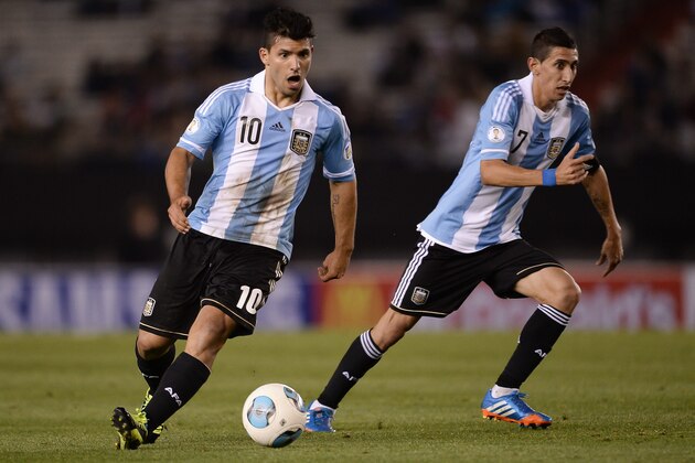 BUENOS AIRES, ARGENTINA - OCTOBER 11: Sergio Aguero (L) and Angel Di Maria of Argentina in action during a match between Argentina and Peru as part of the 17th round of the South American Qualifiers for the FIFA's World Cup Brazil 2014 at Antonio Vespucio Liberti Stadium on October 11, 2013 in Buenos Aires, Argentina. (Photo by Buda Mendes/Getty Images)