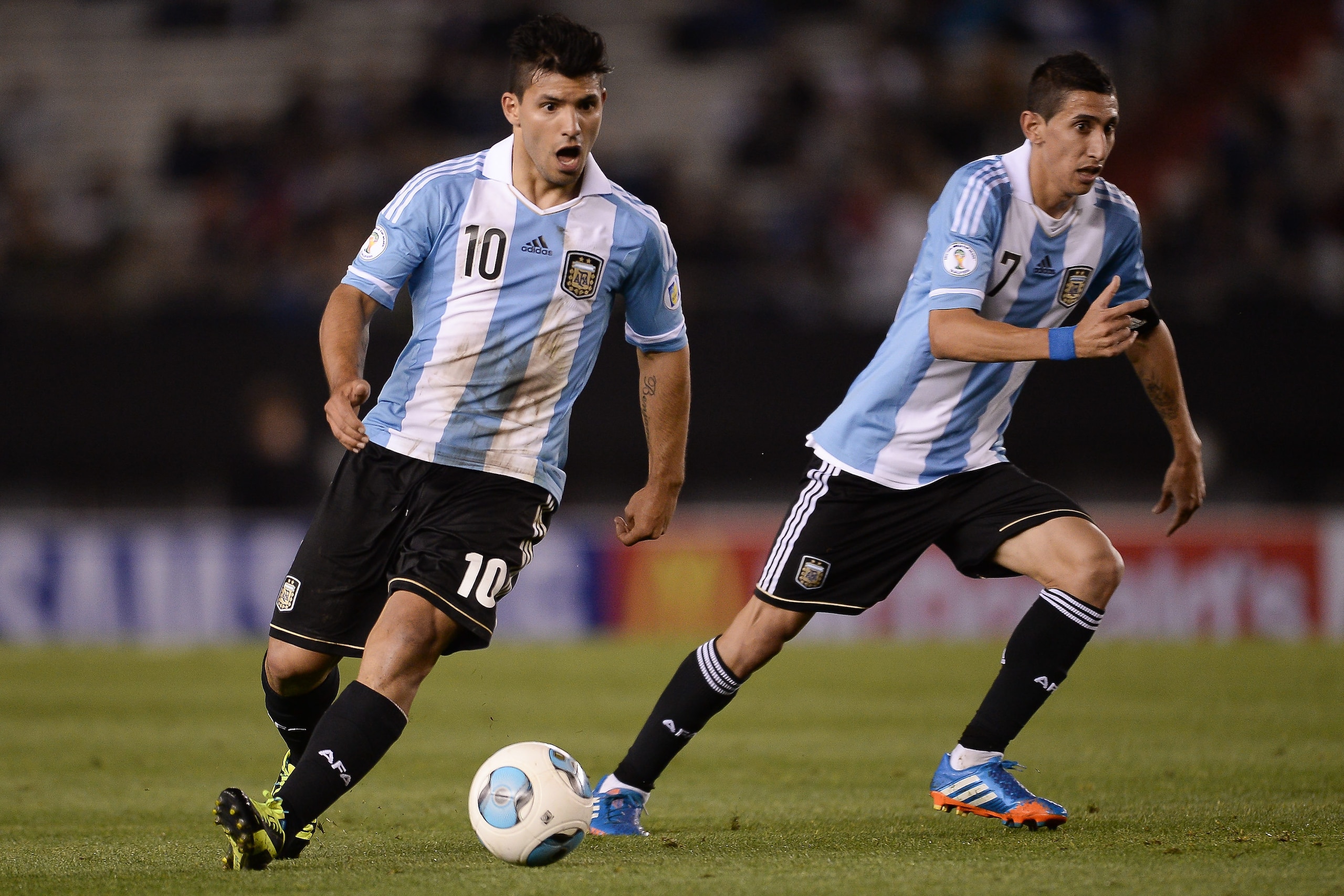 BUENOS AIRES, ARGENTINA - OCTOBER 11: Sergio Aguero (L) and Angel Di Maria of Argentina in action during a match between Argentina and Peru as part of the 17th round of the South American Qualifiers for the FIFA's World Cup Brazil 2014 at Antonio Vespucio Liberti Stadium on October 11, 2013 in Buenos Aires, Argentina. (Photo by Buda Mendes/Getty Images)