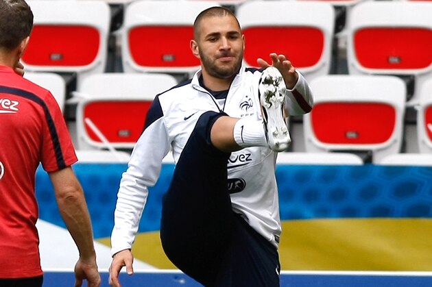 French soccer team forward Karim Benzema right, attends a training session, at the Allianz Riviera Stadium, in Nice, southeastern France, Saturday, May 31, 2014. France, which will face Paraguay on Sunday, is preparing for the upcoming soccer World Cup in Brazil starting on 12 June. (AP Photo/Claude Paris)