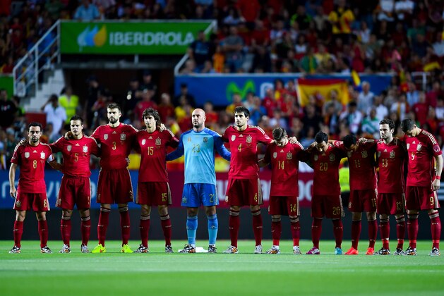 SEVILLE, SPAIN - MAY 30:  Spain National Team players hold a minute of silence during an international friendly match between Spain and Bolivia at Estadio Ramon Sanchez Pizjuan on May 30, 2014 in Seville, Spain.  (Photo by David Ramos/Getty Images)