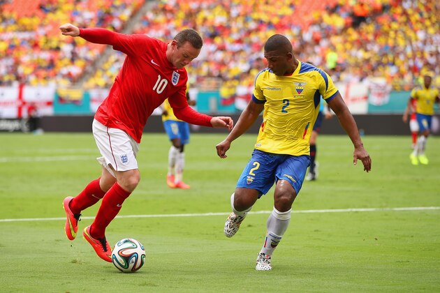 MIAMI GARDENS, FL - JUNE 04:  Wayne Rooney of England is put under pressure by Jorge Guagua of Ecuador during the International friendly match between England and Ecuador at Sun Life Stadium on June 4, 2014 in Miami Gardens, Florida.  (Photo by Richard Heathcote/Getty Images)