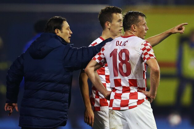 ZAGREB, CROATIA - NOVEMBER 19: Head coach Niko Kovac of Croatia talks to Ivica Olic (#18) and Ivan Perisic during the FIFA 2014 World Cup Qualifier play-off second leg match between Croatia and Iceland at Maksimir Stadium on November 19, 2013 in Zagreb, Croatia.  (Photo by Alex Grimm/Getty Images)
