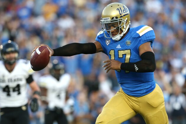 PASADENA, CA - NOVEMBER 02:  Quarterback Brett Hundley #17 of the UCLA Bruins holds out the ball as he scores on an 11 yard touchdown run in the second quarter against the Colorado Buffaloes at the Rose Bowl on November 2, 2013 in Pasadena, California.  (Photo by Stephen Dunn/Getty Images)