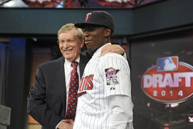 Commissioner Bud Selig, left, poses with shortstop Nick Gordon from Olympia High School in Windemere, Florida at the 2014 MLB baseball draft Thursday, June 5, 2014, in Secaucus, N.J. Gordon was drafted by the Minnesota Twins with the fifth selection. (AP Photo/Bill Kostroun)