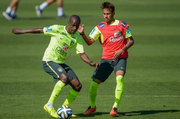 TERESOPOLIS, BRAZIL - JUNE 05: Neymar (R) and Ramires take part in a training session of the Brazilian national football team at the squad's Granja Comary training complex, in Teresopolis, 90 km from downtown Rio de Janeiro on June 05, 2014 in Teresopolis, Brazil. (Photo by Buda Mendes/Getty Images)