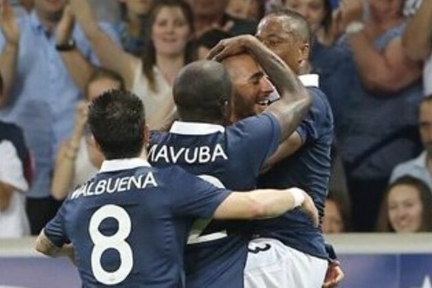 French soccer Karim Benzema , center,reacts after scoring against Jamaica with Blaise Matuidi, left, and teamates  during the friendly soccer match between France and Jamaica  at the Lille Metropole stadium, in Villeneuve d'Ascq, northern France, Sunday, June 8, 2014. France are preparing for the upcoming FIFA soccer World Cup in Brazil starting on 12 June. (AP Photo/Jacques Brinon)
