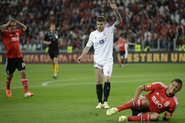 Sevilla's Alberto Moreno reacts next to Benfica's Lima during the Europa League soccer final between Sevilla and Benfica, at the Turin Juventus stadium in Turin, Italy, Wednesday, May 14, 2014. (AP Photo/Andrew Medichini)