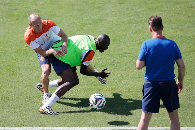 RIO DE JANEIRO, BRAZIL - JUNE 08:  Louis van Gaal, Netherlands national football team manager, watches Arjen Robben and Bruno Martins Indi battle for the ball during the Netherlands training session at the 2014 FIFA World Cup Brazil held at the Estadio Jose Bastos Padilha Gavea on June 8, 2014 in Rio de Janeiro, Brazil.  (Photo by Dean Mouhtaropoulos/Getty Images)
