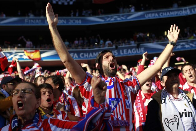 Atletico supporters shout slogans, ahead of the Champions League final soccer match between Atletico Madrid and Real Madrid, at the Luz stadium,  in Lisbon, Portugal, Saturday, May 24, 2014. (AP Photo/Francisco Seco)