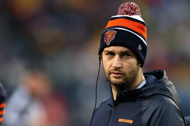 CHICAGO, IL - NOVEMBER 17:  Jay Cutler #6 of the Chicago Bears talks to a teammate on the sidelines against the Baltimore Ravens at Soldier Field on November 17, 2013 in Chicago, Illinois. The Bears defeated the Ravens 23-20 in overtime.  (Photo by Jonathan Daniel/Getty Images)