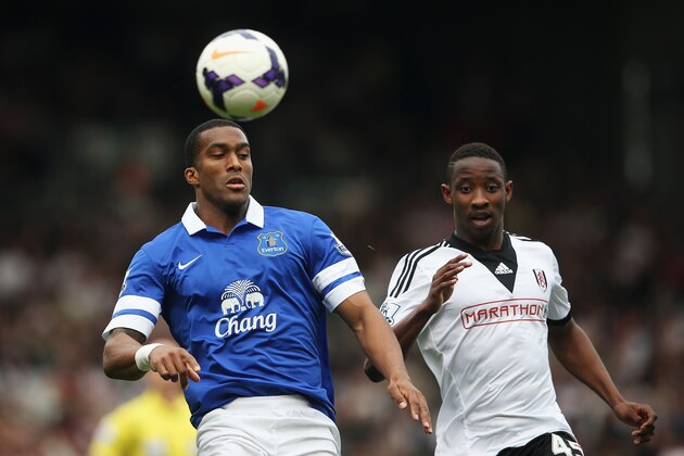 LONDON, ENGLAND - MARCH 30: Sylvain Distin of Everton runs for the ball with Moussa Dembele of Fulham during the Barclays Premier League match between Fulham and Everton at Craven Cottage on March 30, 2014 in London, England.  (Photo by Scott Heavey/Getty Images)