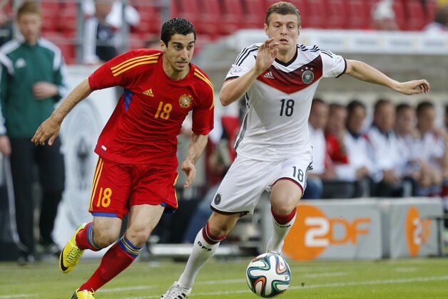 Germany's Toni Kroos, right, and Armenia's Henrikh Mkhitaryan challenge for the ball during a soccer friendly match between Germany and Armenia in the Coface Arena in Mainz, Germany, Friday, June 6, 2014. (AP Photo/Michael Probst)
