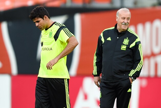 WASHINGTON, DC - JUNE 05:  Head coach Vicente Del Bosque and Diego Costa of Spain look on during a training session of the Spain National Team at Robert F. Kennedy Stadium on June 5, 2014 in Washington, DC.  (Photo by David Ramos/Getty Images)