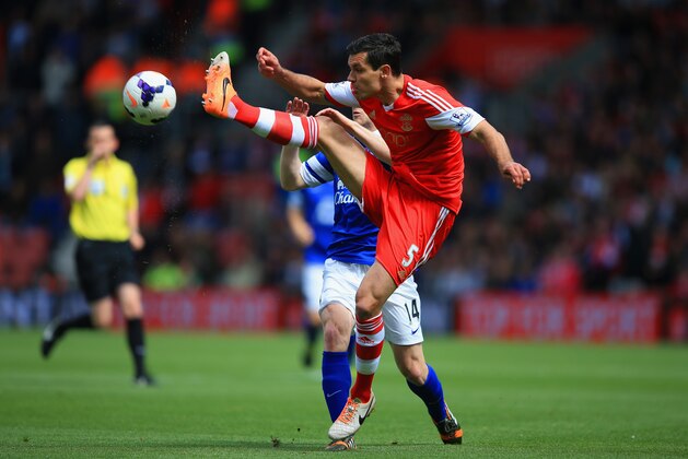 SOUTHAMPTON, ENGLAND - APRIL 26: Dejan Lovren of Southampton controls the ball under pressure from Steven Naismith of Everton during the Barclays Premier League match between Southampton and Everton at St Mary's Stadium on April 26, 2014 in Southampton, England. (Photo by Richard Heathcote/Getty Images) SOUTHAMPTON, ENGLAND - APRIL 26: Dejan Lovren of Southampton controls the ball under pressure from Steven Naismith of Everton during the Barclays Premier League match between Southampton and Everton at St Mary's Stadium on April 26, 2014 in Southampton, England. (Photo by Richard Heathcote/Getty Images)